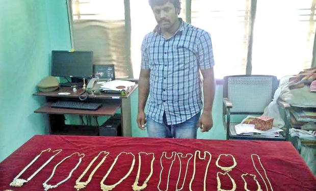 Police arrested Ashok Kumar and recovered gold jewels from him (Photo: DC) Police arrested Ashok Kumar and recovered gold jewels from him (Photo: DC)